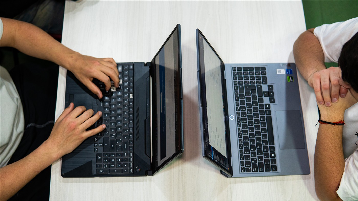 Jornada de desarrollo con computadores en una mesa de trabajo