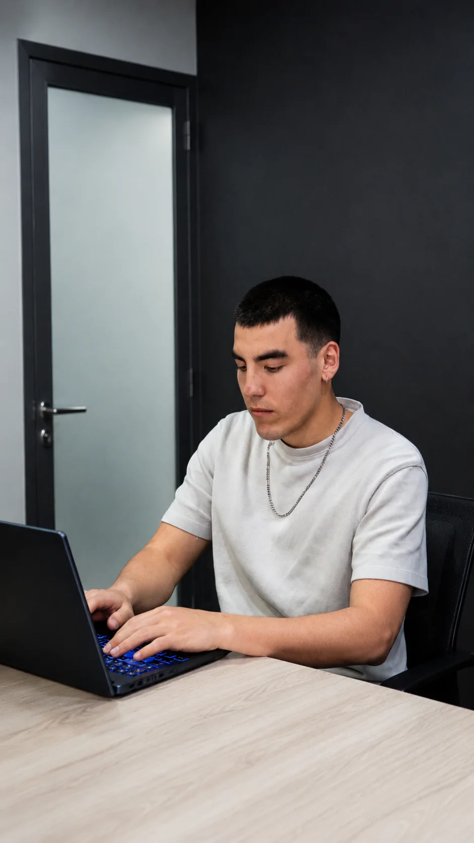 Benjamín trabajando en un proyecto